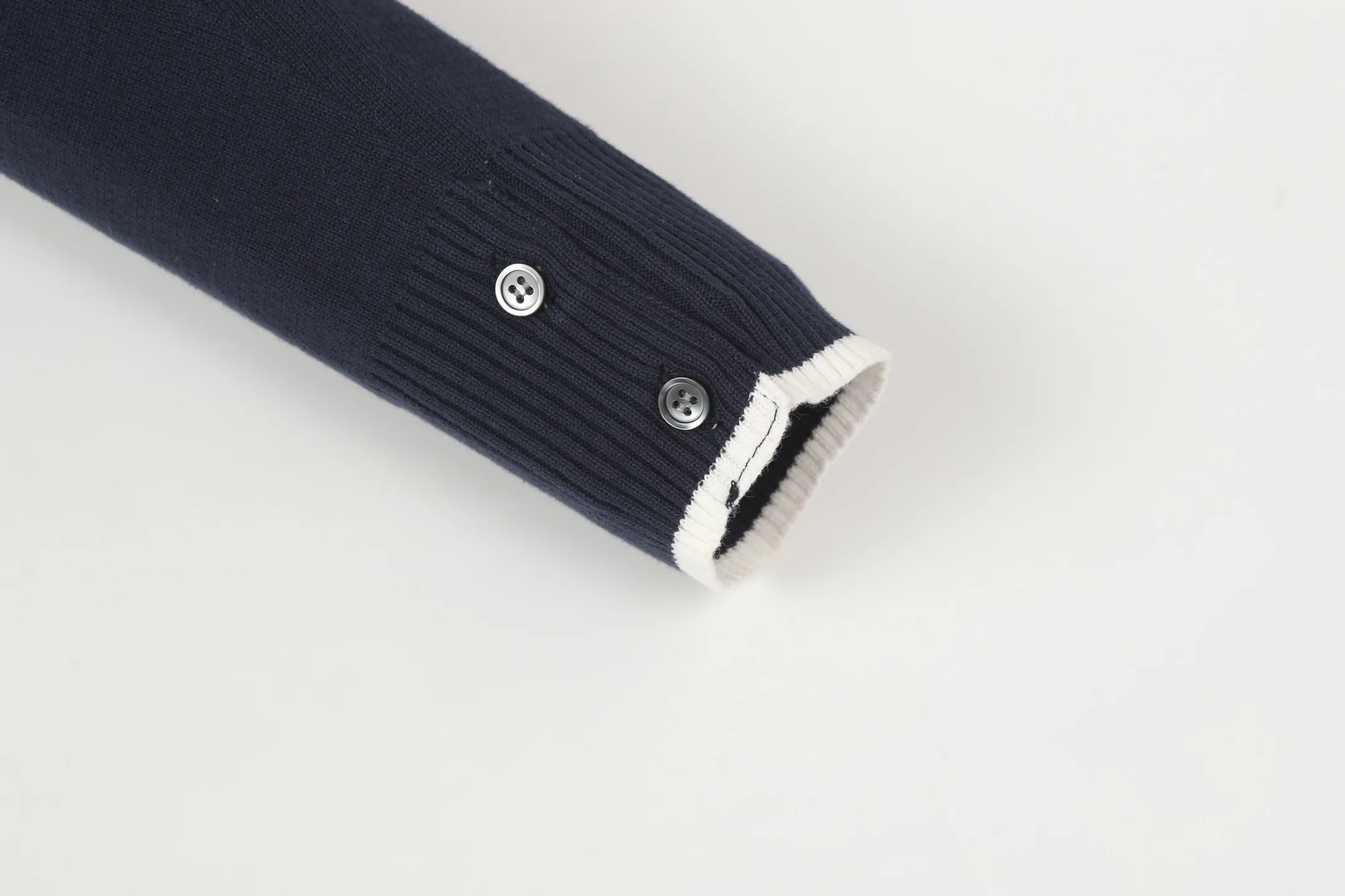 THOM BROWNE · 4 V ：Blue White Size：S M L Thom Browne 1965 ， 1997 。 Giorgio Armani ， Club Monaco ， 。Browne ， 、 。 ， 。 Thom Browne Classic ， 、 Classic。